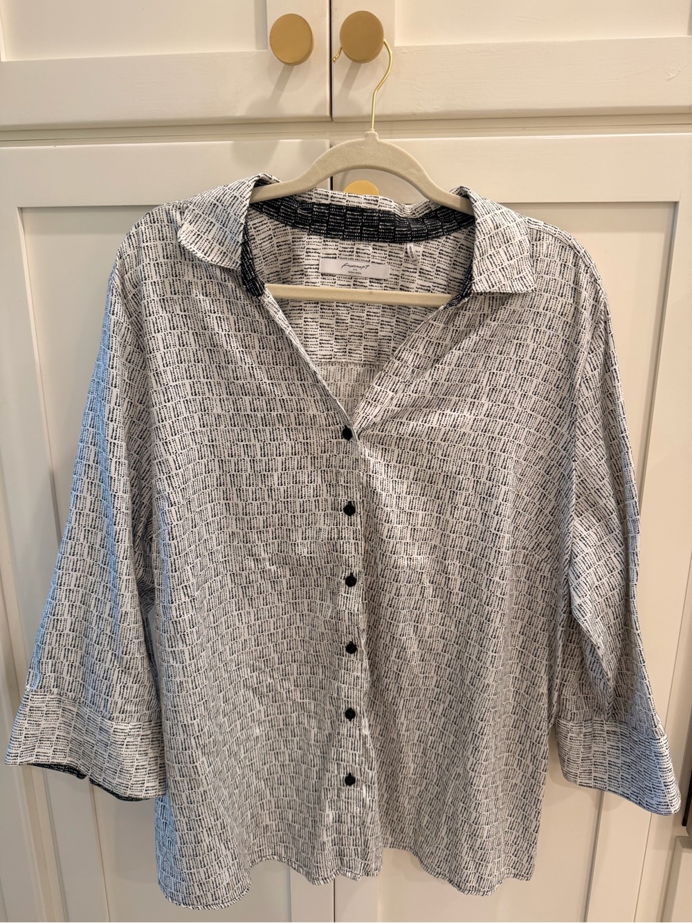 Foxcroft Black & White Patterned Casual Button-Down Shirt! EUC!